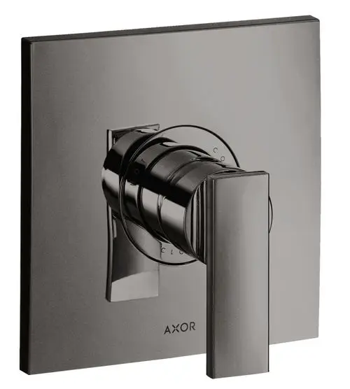 Ein Unterputz-Brausemischer mit einem Hebelgriff in Polished Black Chrome, hergestellt von AXOR. Schlichte, geometrische Form mit modernen Steuerungsmerkmalen.